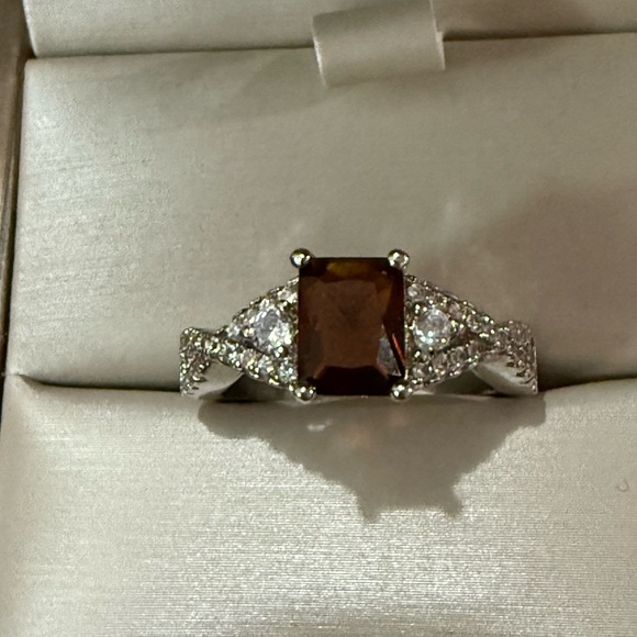 Elegant Silver and Brown Gemstone Ring - Picture 2 of 3